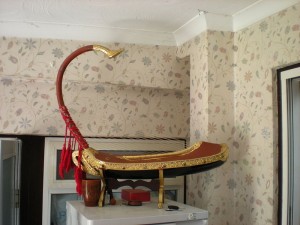 Harpa birmaneza (e portabila, ca o corabioara de lemn cu varful arcuit in sus mult si cu corzile prinse intre varf si puntea "corabiei"). Se tine intr-o mana in vreme ce se ciupesc corzile cu cealalta mana.